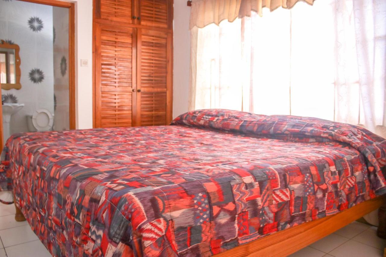 Van Villa Guesthouse Negril Buitenkant foto